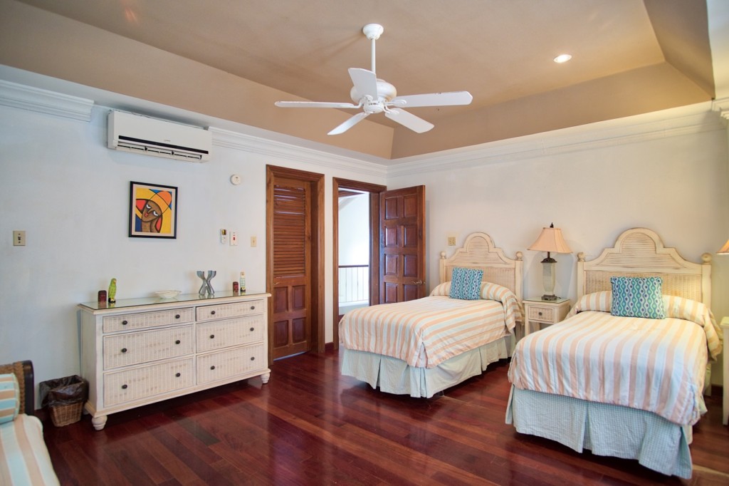 33- 3 Twin Beds Upstairs